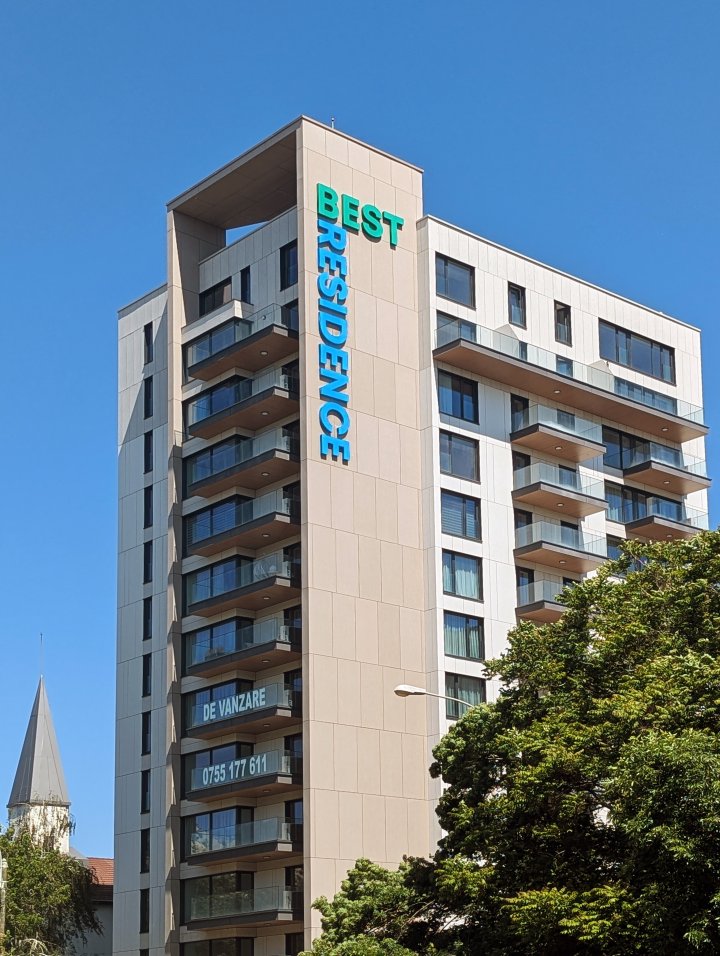 Diamond Real Estate - Clădire cu apartamente și spații comerciale