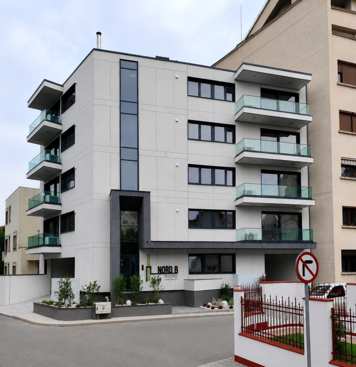 Ro - Clădire cu apartamente